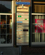 Weerzijde van de Begijnenstraat in Beverwijk hangt een frame met bordjes van winkeliers.